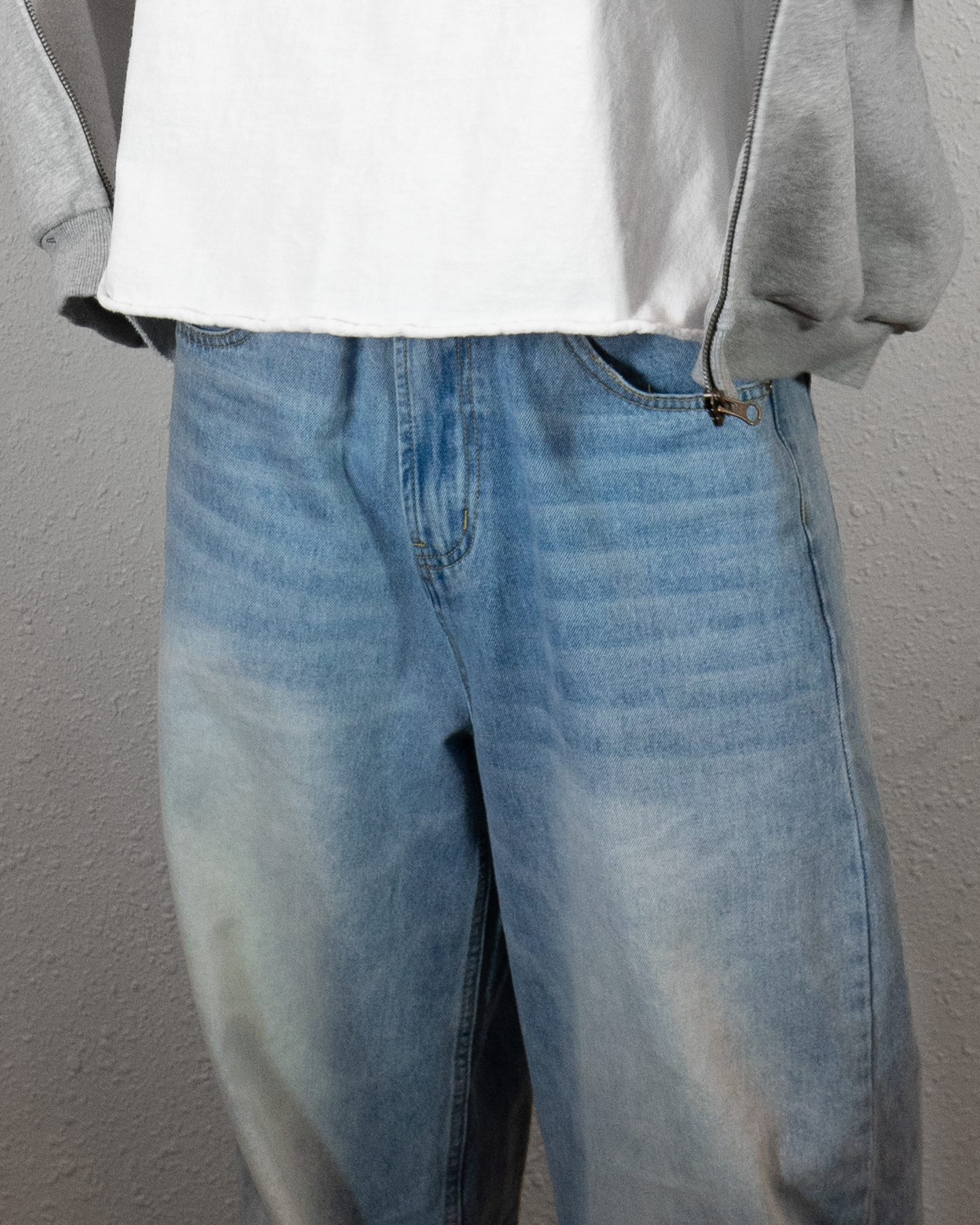 LIGHT WASH BAGGY JEANS