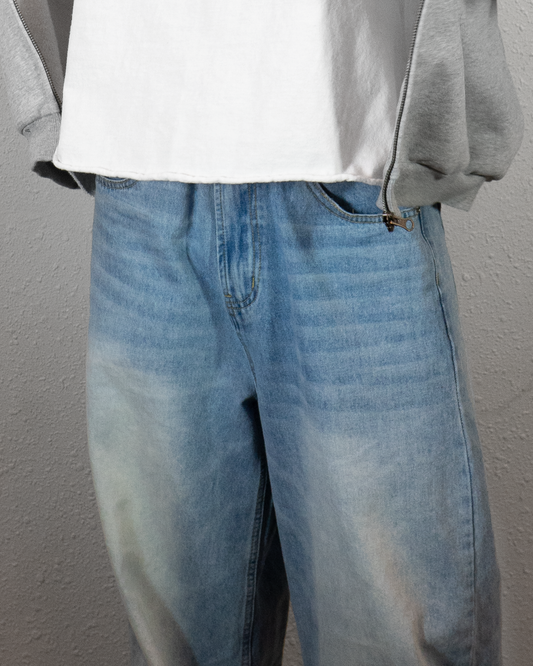 LIGHT WASH BAGGY JEANS